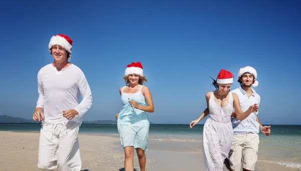 Casais correndo na praia — Fotografia de Stock