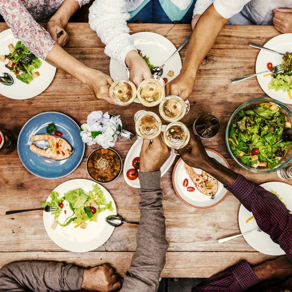 Vrienden hebben diner samen — Stockfoto