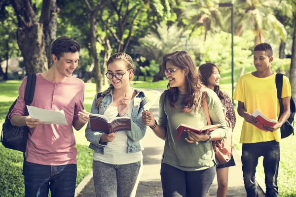 Olika studenter studera utomhus — Stockfoto