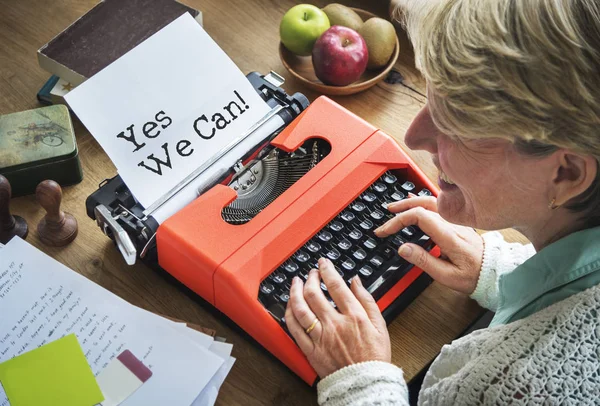 Mujer mayor escribiendo en máquina de escribir — Foto de Stock