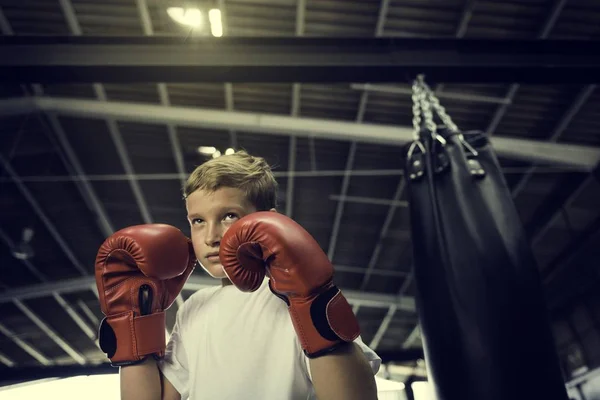 Ragazzo formazione Boxe Esercizio — Foto Stock