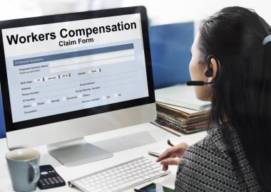 Bilgisayarda çalışan iş kadını 