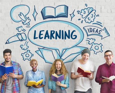 bir grup insan kitap okuma 