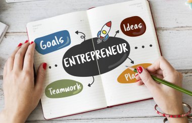 Günlüğe notlar yazan kadın