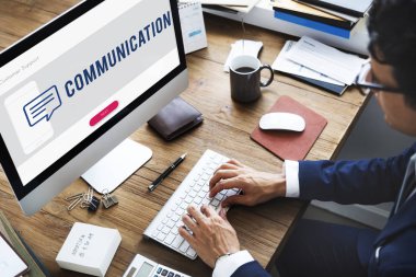 Ofiste çalışan iş adamı