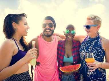 neşeli arkadaşları dışarı asılı 