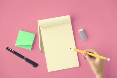 Günlüğe notlar yazan kadın