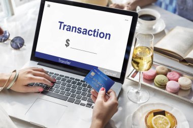 Dizüstü bilgisayar kullanan kadın