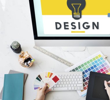 bilgisayarda çalışan tasarımcı