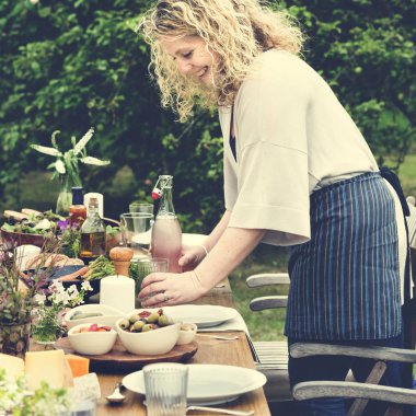 Akşam yemeği için tablo hazırlama kadın