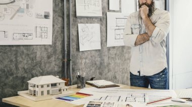Stüdyoda çalışan mimar