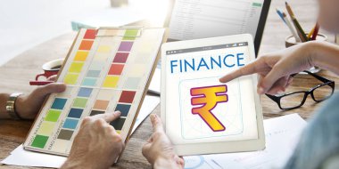 Dijital tablet tutan kadın