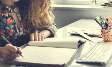 Defterde yazan kadın