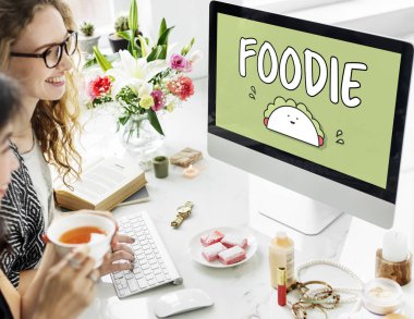 bilgisayar ile çalışan kadın