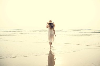 Sahilde güzel bir kadın 