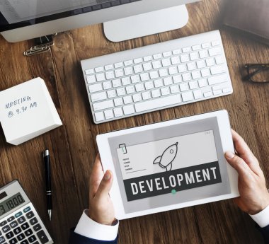 Dijital tablet kullanan işadamı