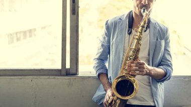 jazzman oynarken saksafon