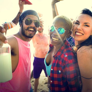 neşeli arkadaşları dışarı asılı 