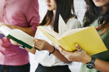 Beyaz duvara karşı ayakta öğrenciler 