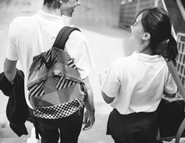 Öğrenciler üniformalı beraber yürüyelim 