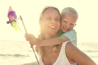 Anne ve oğlu plajda eğlenmek