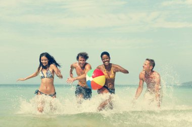 Kumsalda topla oynamayı insanlar