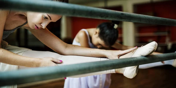 Bailarinas estirándose en la Escuela de Ballet — Foto de Stock