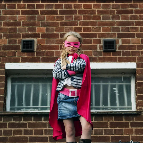 Супергероя дівчина на відкритому повітрі — стокове фото