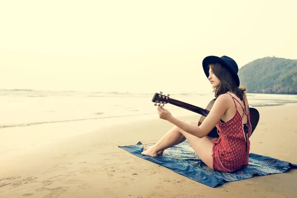 Femme jouant à la guitare acoustique — Photo