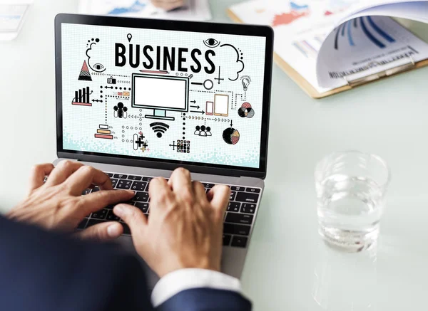 Empresario escribiendo en el teclado portátil — Foto de Stock