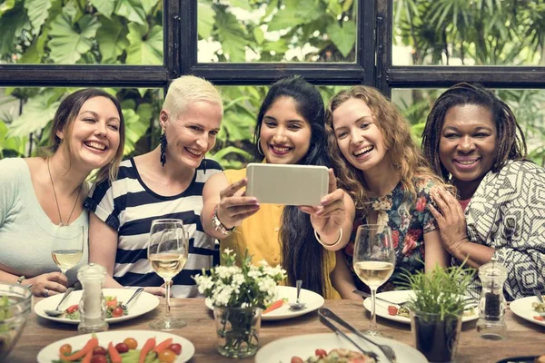 Mujeres tomando fotos con dispositivo — Foto de Stock