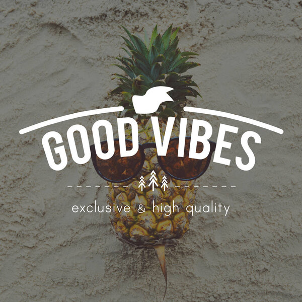 Забавный ананас на песке
