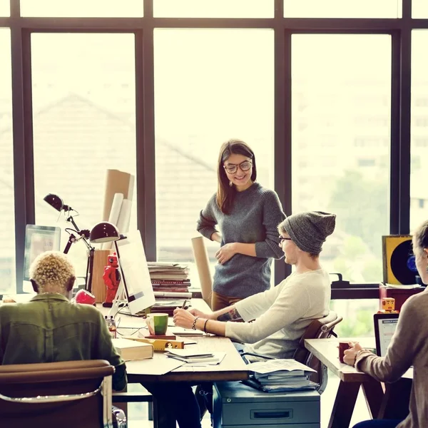 Hipsters travaillant dans le bureau contemporain — Photo