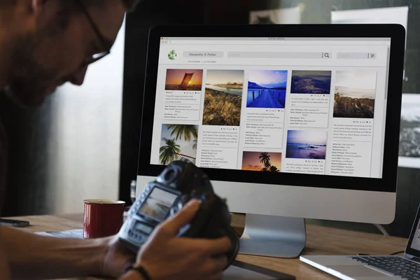 Fotógrafo olhando fotos na câmera — Fotografia de Stock