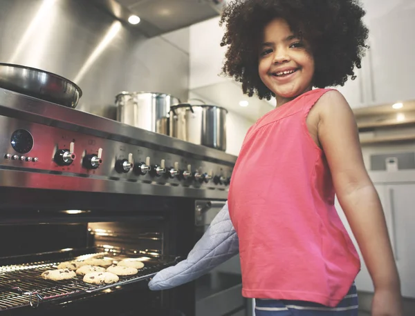 Klein meisje koken — Stockfoto