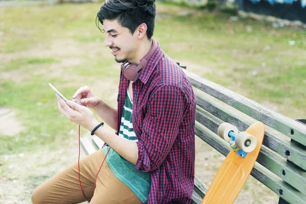 Skater man met mobiele telefoon — Stockfoto