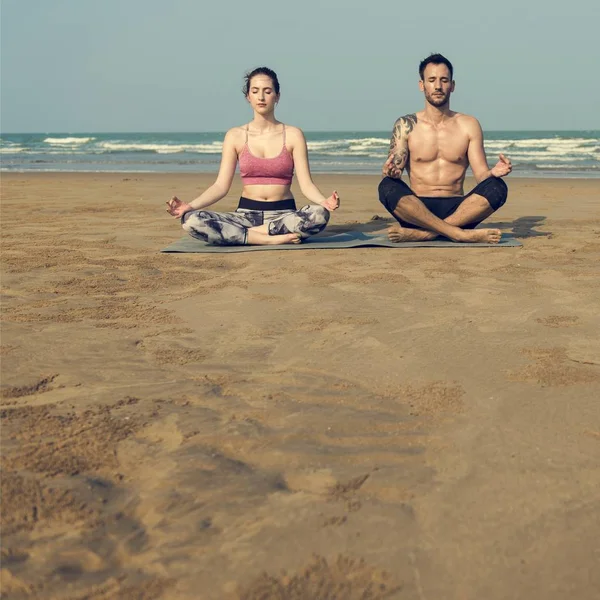 Couple doing Yoga on Beach — Stock Photo, Image