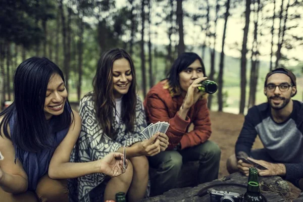 Vänner spelkort i Camping — Stockfoto