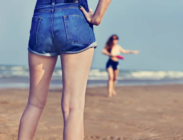 Filles jouer frisbee sur la plage — Photo