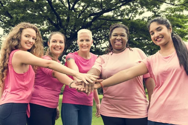 Las mujeres apoyan el cáncer de mama —  Fotos de Stock