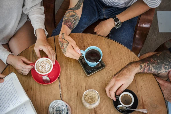 Ludzie picia kawy — Zdjęcie stockowe