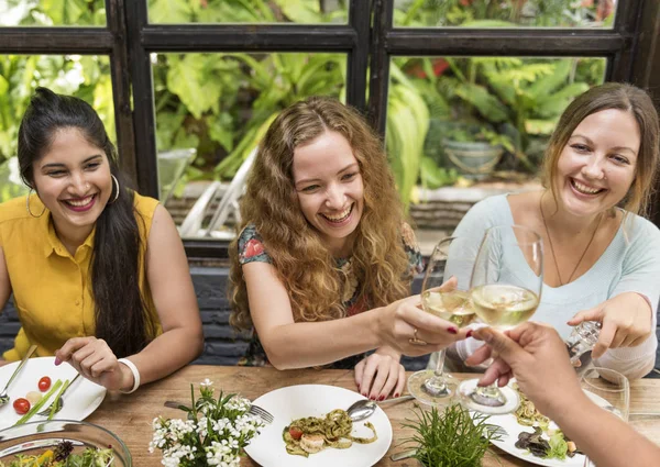Vrouwen met diner — Stockfoto