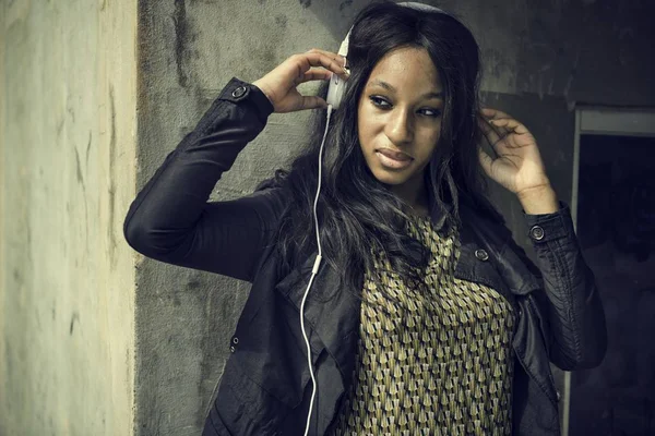 아프리카 여자 듣기 음악 — 스톡 사진