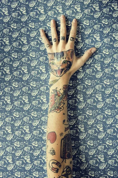 Mano cubierta con tatuajes —  Fotos de Stock