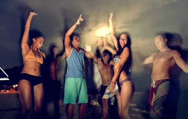 Ludzie tańczą na Beach Party — Zdjęcie stockowe