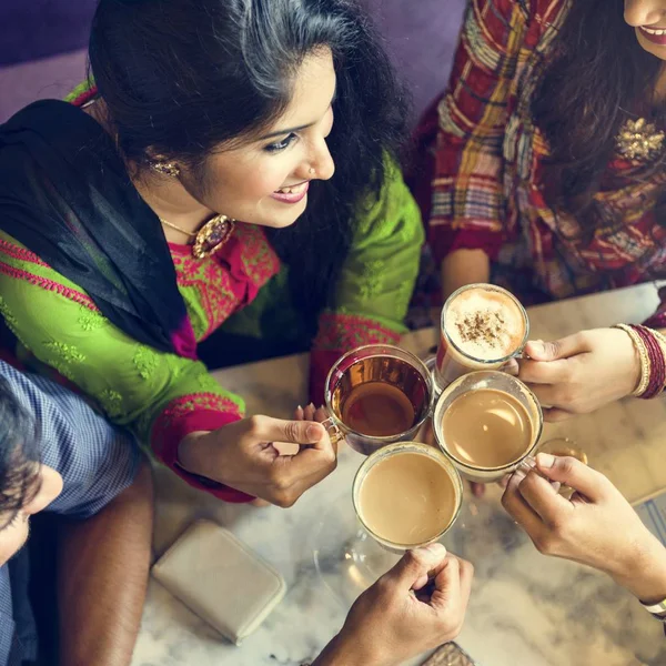 Indiase vrienden drinken koffie en thee — Stockfoto