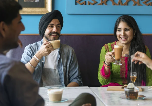 Belos amigos indianos no restaurante — Fotografia de Stock