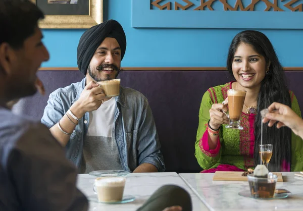 Hermosos amigos indios en el restaurante —  Fotos de Stock