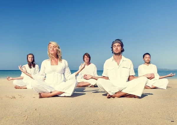 Pessoas fazendo Yoga na praia — Fotografia de Stock