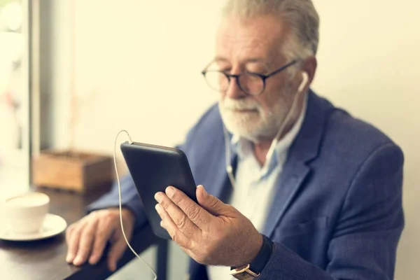 Mann benutzt Smartphone — Stockfoto